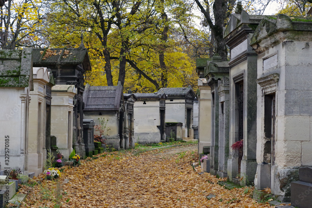 Cimetière du Père Lachaise recouvert de feuilles mortes Cimetière du Père Lachaise recouvert de feuilles mortes