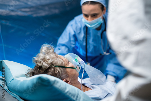 Fotografia Infected patient in quarantine lying in bed in hospital, coronavirus concept