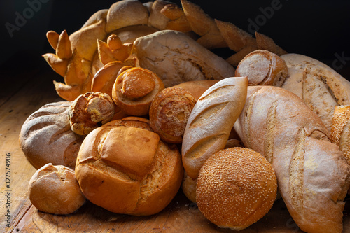 pães e doces artesanais dispostos em uma mesa de madeira photo