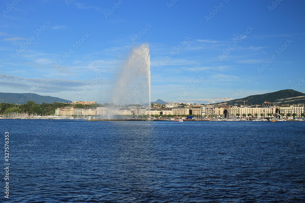 レマン湖の大噴水とジュネーブ市街の遠景