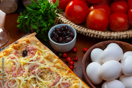 Pizza portugesa com cebolas no formato quadrado photo