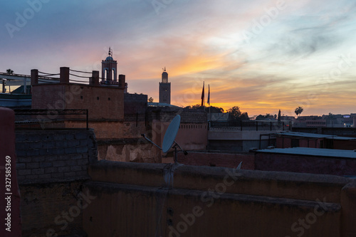 Sonnenuntergang über den Dächern von Marrakesch, Marokko
