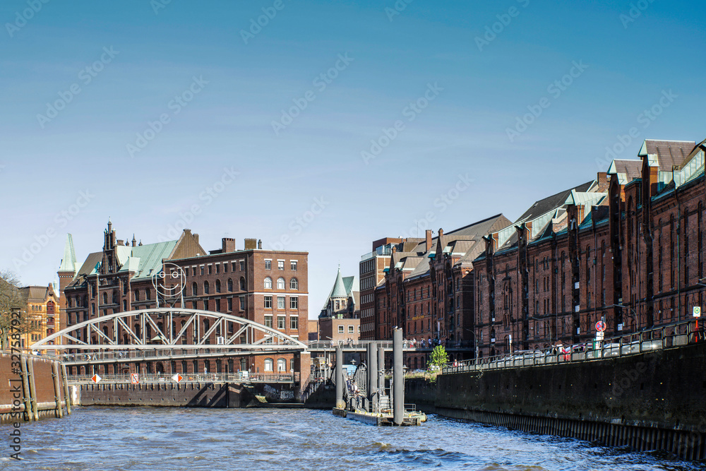 Hamburg alter Zollhafen Speicherstadt mit Smiley Brücke
