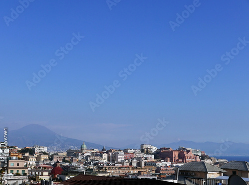 vista della caratteristica e affollata città di napoli in italia © tiziana