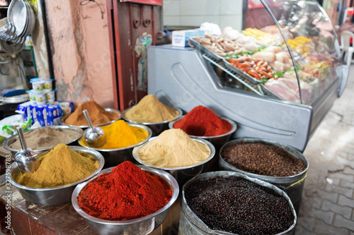Gewürze und Fleischtheke in Marrakesch, Marokko