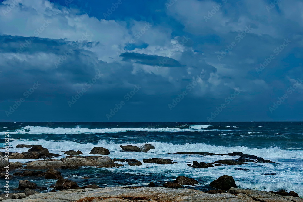 Obraz premium Sea shore on Atlantic ocean by Cape Town, South Africa