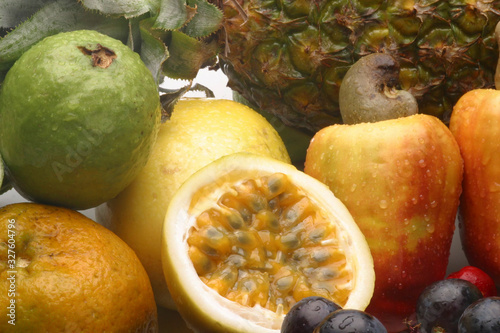 frutas tropicais brasileiras, maracujá, uvas, caju, goiaba e abacaxi photo