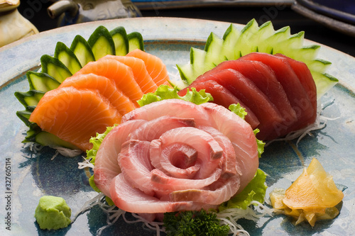 comida japonesa, sushis e sashimis de salmão e atum
