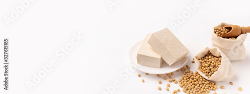 Foto Meat substitute. Pressed firm white tofu blocks.