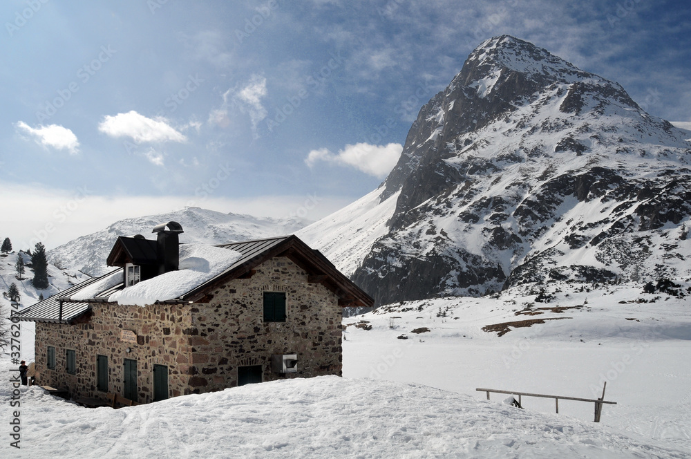 Trentino, escursione sotto la neve