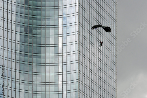 basejumper im frankfurt photo