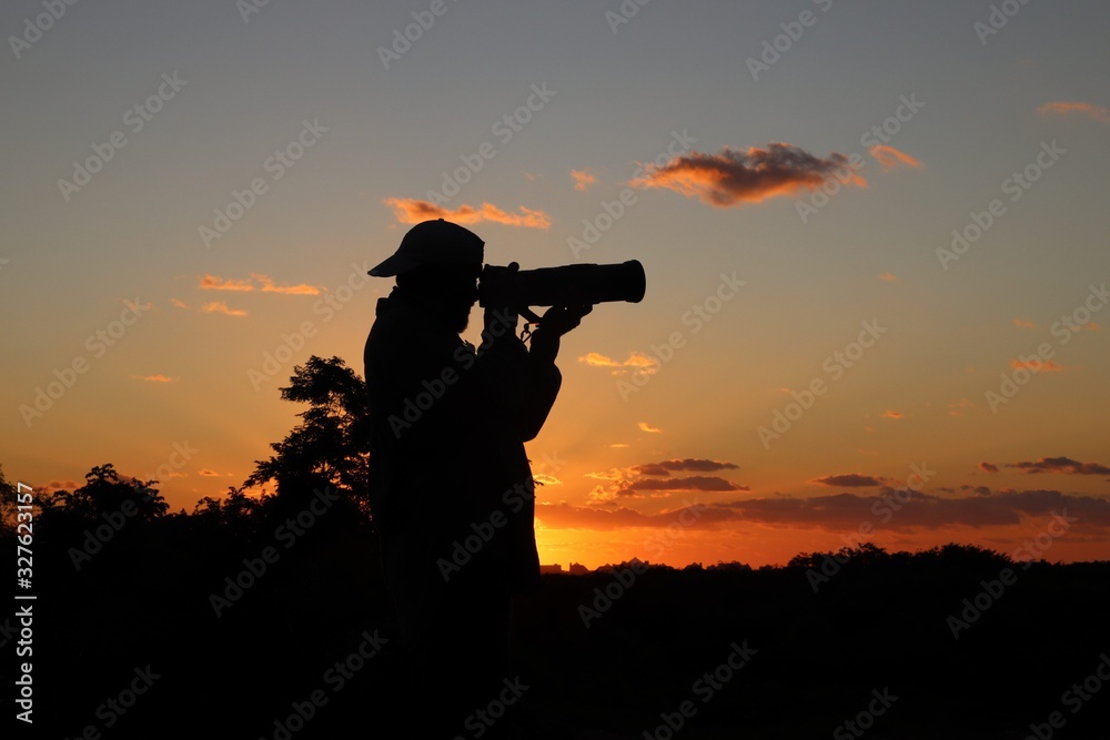fotografo trabajando al amanecer capturando fotos de paisaje y naturaleza con su telefoto 500 mm fotografo trabajando al amanecer capturando fotos de paisaje y naturaleza con su telefoto 500 mm