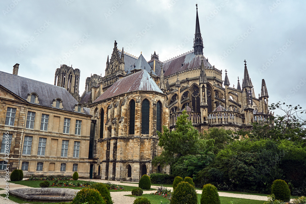 Obraz premium Stone building of the medieval cathedral in Reims, France.