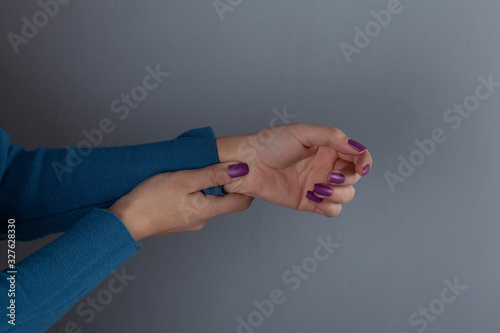 woman finger in pulse