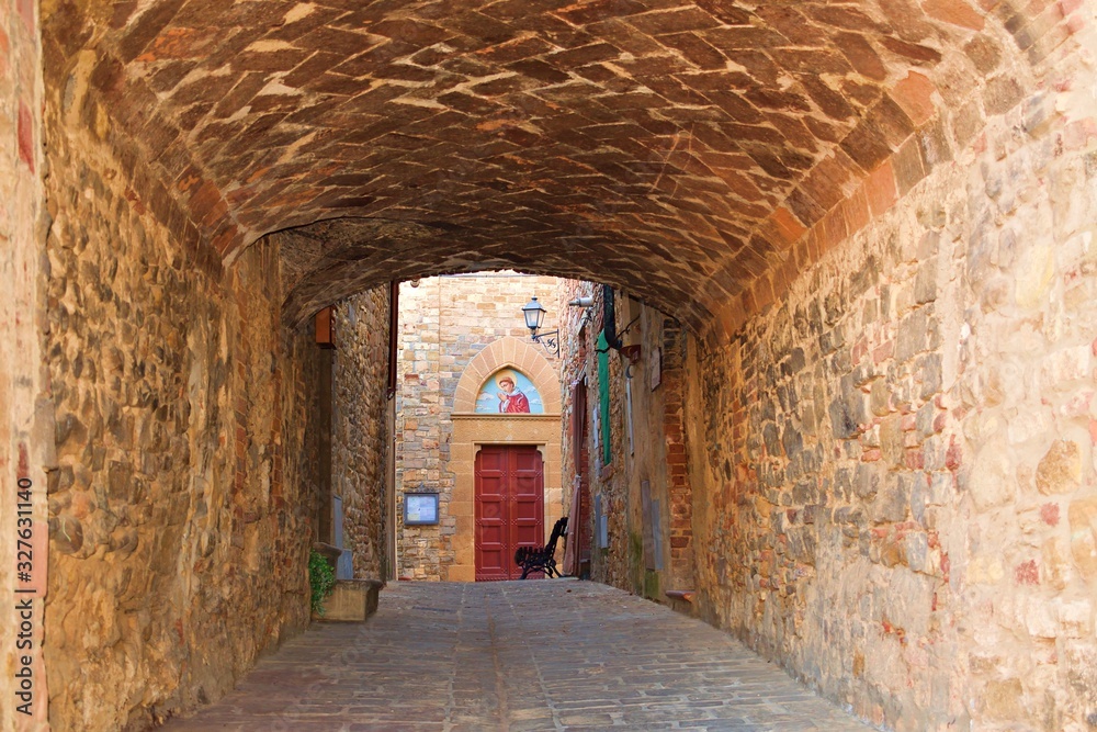 Obraz premium vecchio arco nel borgo di origini medievali di Barberino Val d'Elsa, un comune toscano in provincia di Firenze, Italia