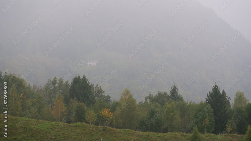 Fototapeta premium Casa isolata nella nebbia