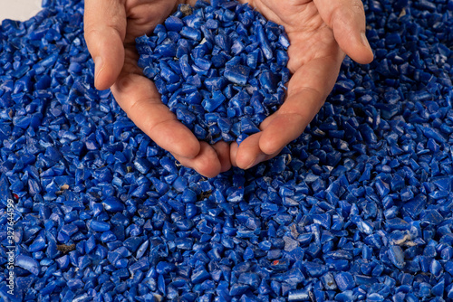 Granelli di plastica riciclata blu photo
