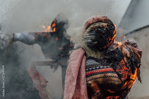 Cuadro en lienzo Burning Jack-Straws of Maslenitsa dressed in women's clothes