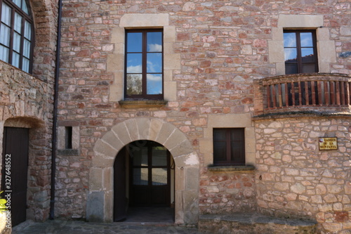 casas de piedra en un peque  o pueblo de catalunya