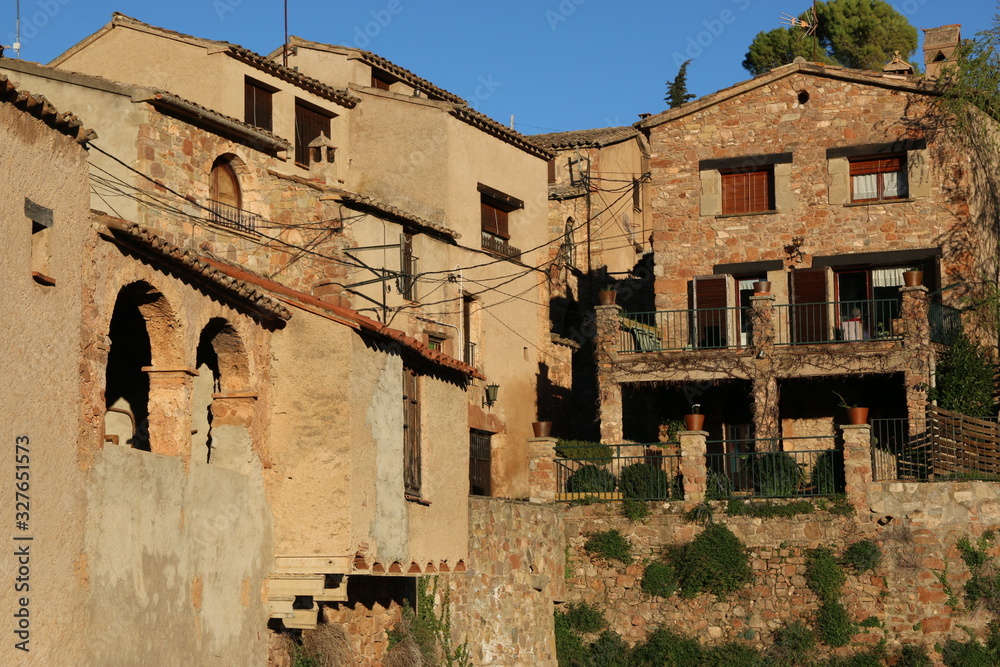 antiguas casas de pìedra en catalunya