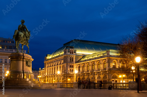 Die Oper / Staatsoper in Wien bei Nacht  / Österreich photo