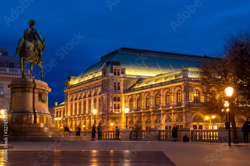 Die Oper / Staatsoper in Wien bei Nacht  / Österreich photo