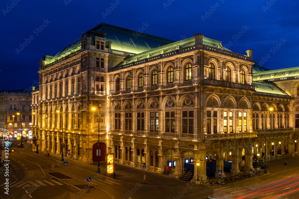 Die Oper / Staatsoper in Wien bei Nacht  / Österreich