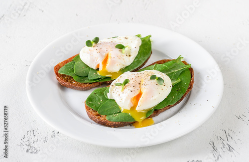Sandwiches with spinach and poached egg