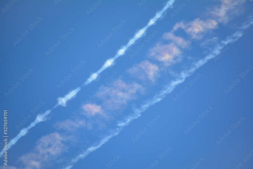 Chemtrail vor blauem Himmel