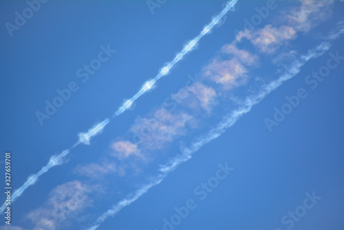 Chemtrail vor blauem Himmel photo