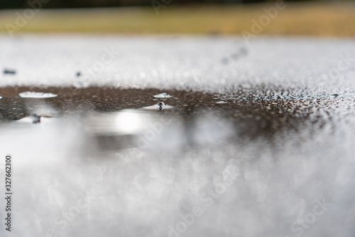 Reflektionen in einer Wasserpfütze am Boden © Patrick