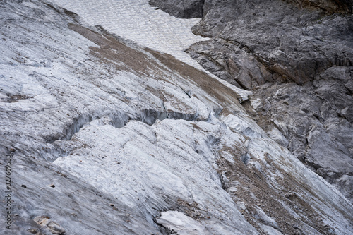 Obraz na płótnie The glacier of the Zugspitze with a big scar in bavaria, germany. w salonie