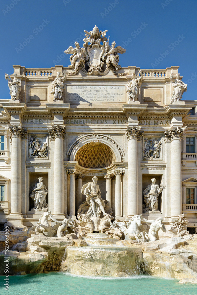 The Trevi Fountain is a miracle of architecture and one of the most famous sights of Italy. In niches located on the sides of Neptune, there are allegorical figures, and on top - bas-reliefs.
