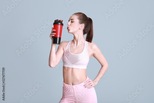 Sporty young woman with pro...