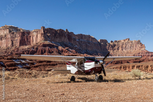 фотографія Aircraft landing on the desert.