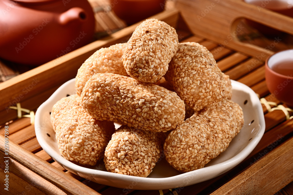 Ma Lao(Sesame rice crispy) is a Taiwanese traditional pastry, which is made of taro flour and glutinous rice flour. Ma Lao(Sesame rice crispy) is a Taiwanese traditional pastry, which is made of taro flour and glutinous rice flour.
