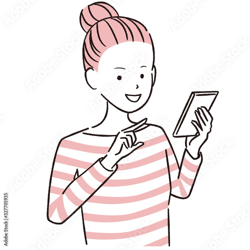 手描き1color  カジュアルな女性　笑顔でスマホ操作