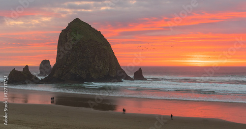 Room with a view at the Hallmark Inn Cannon Beach. #haystackrock #cannonbeach #oregoncoast #experiencecannonbeach #sunset #pacificocean