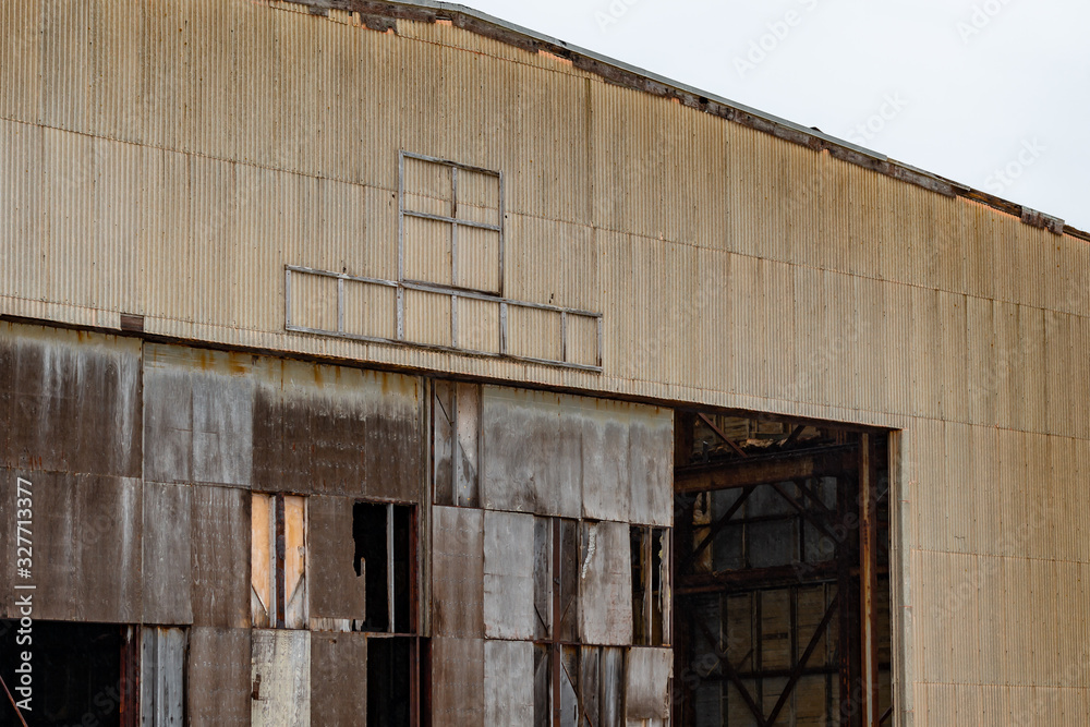 Obraz premium A dilapidated building made of metal and wood.