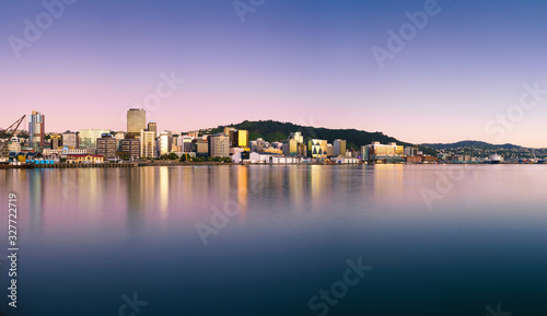 Schilderij op canvas Wellington city buildings and skyline reflected in the harbour at sunrise on a perfect summer morning