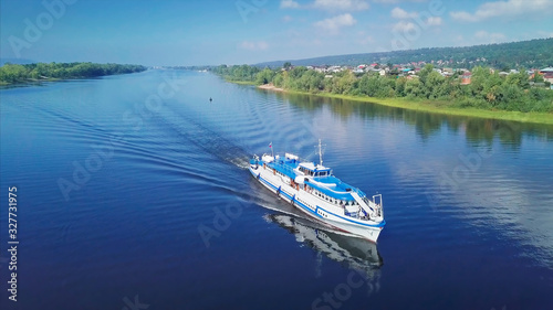Tableau sur toile Aerial view of the boat moving along the channel of the river of Volga near the city of Samara
