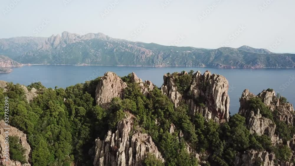 Vue aerienne par drone de la corse en été