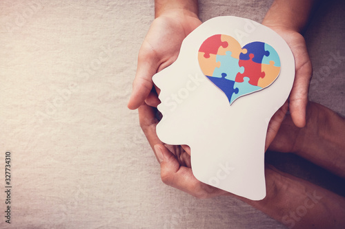 Cuadro en lienzo puzzle jigsaw heart on brain,  mental health concept, world autism awareness day