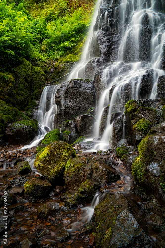 Fototapeta premium Fairy Falls on the Wahkeena Falls Hike at the Columbia River Gorge in Oregon