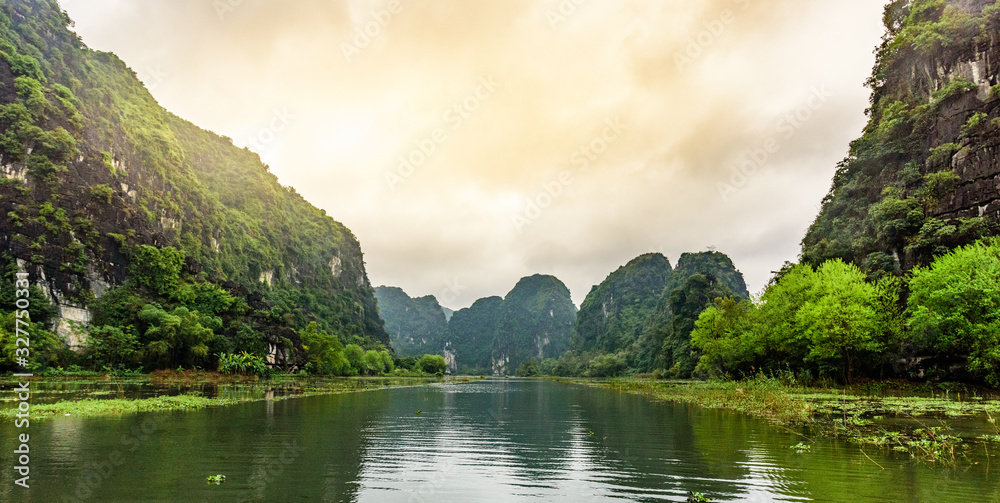 Φωτογραφία Tam Coc National Park - Tourists traveling in boats along the Ngo Dong River at