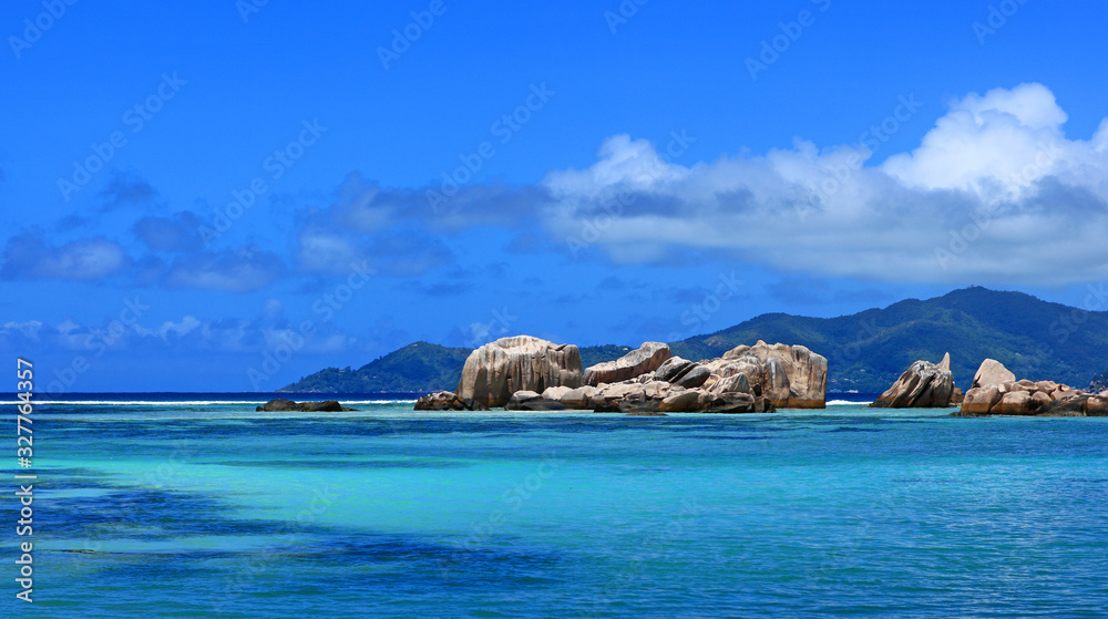 Vue d'un lagon typîque des Seychelles