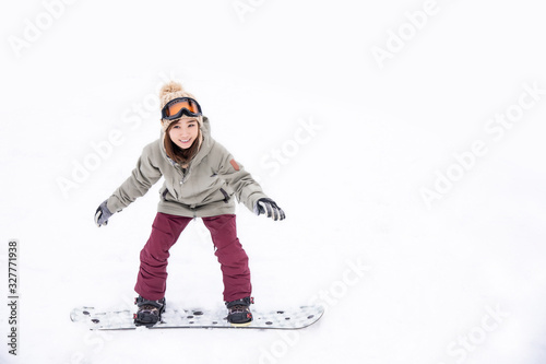 スノーボードをする女性