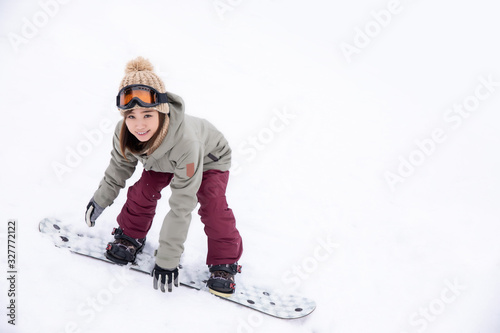 スノーボードをする女性