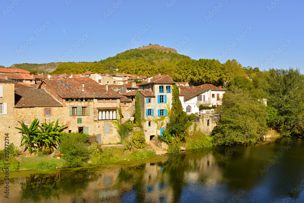 Saint-Antonin-Noble-Val (82140) se reflète dans l'Aveyron, département du Tarn-et-Garonne en région Occitanie, France