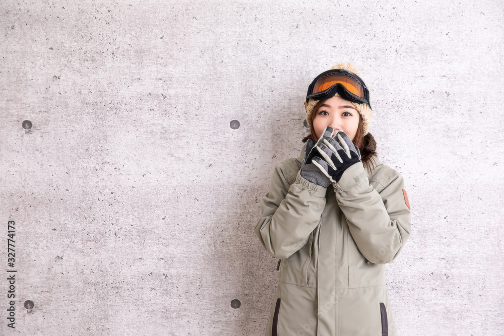 スノーボードをする女性